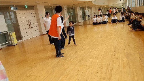 学生が見本を見せながらルールや遊び方の説明をしてからゲームスタート🎉
友だちや学生とコミュニケーションをとりながら集団遊びを楽しみました🙌
