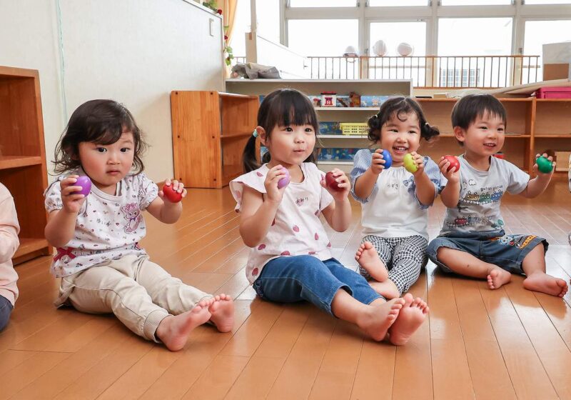 ２歳クラスでは、言葉のやり取りや模倣など、コミュニケーションも沢山取り入れたカリキュラムになっています。
