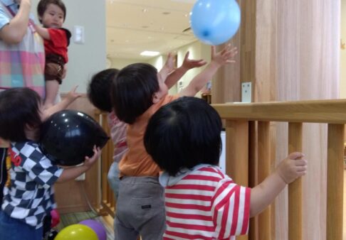 1歳児　風船遊びをしたよ！