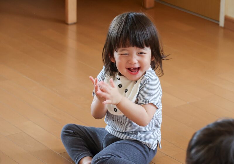 手を叩いて笑顔を見せる姿もありました。楽しみながら活動に参加することで運動能力やリズム感、表現力の育みに繋がります。