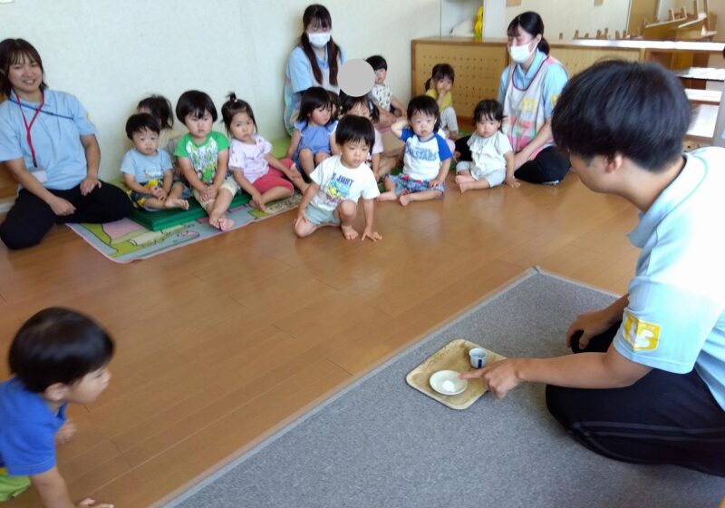 お酒とお塩を使ってお清めをしました。固唾をのんで見守る子どもたちが可愛かったです♪