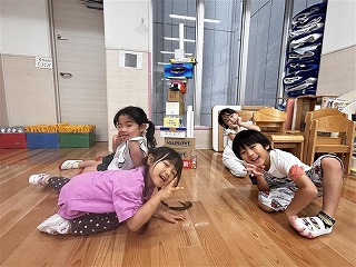 廃材製作の前に、集めた箱で形、素材遊びをしたよ