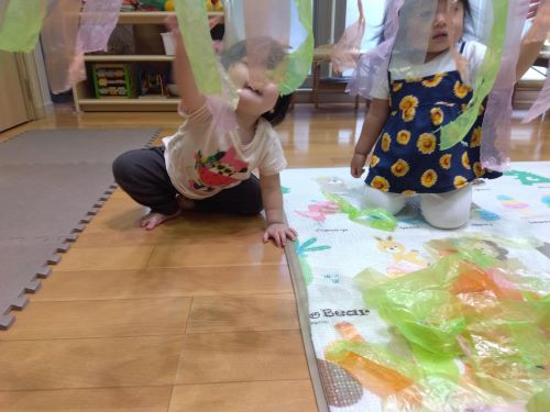 のれんのようにしているスズランに手をのばして触ろうとする子、袋の中にスズランテープをいれて渡すとブンブンふって袋の中を様子をのぞきこむ子と一人ひとりの遊びが繰り広げられていました👏
感覚遊びを通して五感を刺激しています🎉