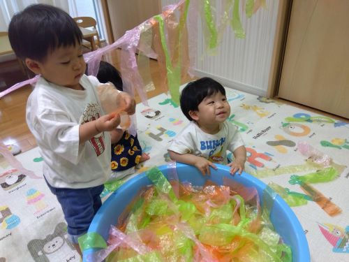 すずらんテープで遊びました💕
カラフルなスズランテープを見せるとはじめはジッと見つめる子どもたちは保育士がヒラヒラしたりシャカシャカしたりと音をたてて見せると、少しずつ近づいてきては手にとって両手でシャカシャカと音を聞いて感触を楽しんでいました🙌