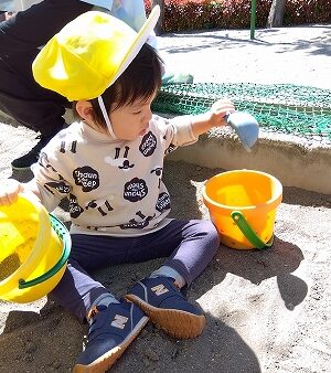 砂遊び大好き（1歳児）