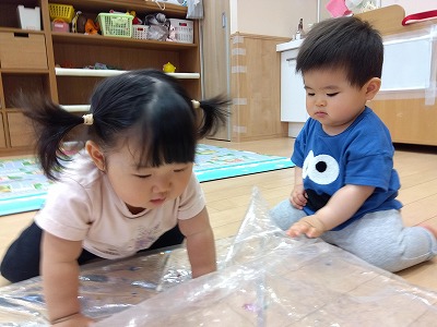 0歳児　ウォーターマットで遊びました！