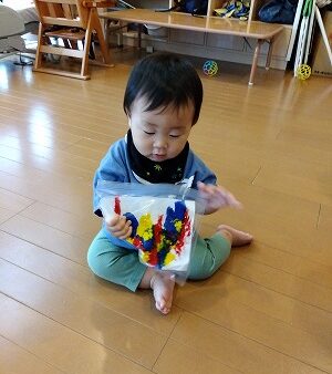 初めての製作をしました～０歳児～