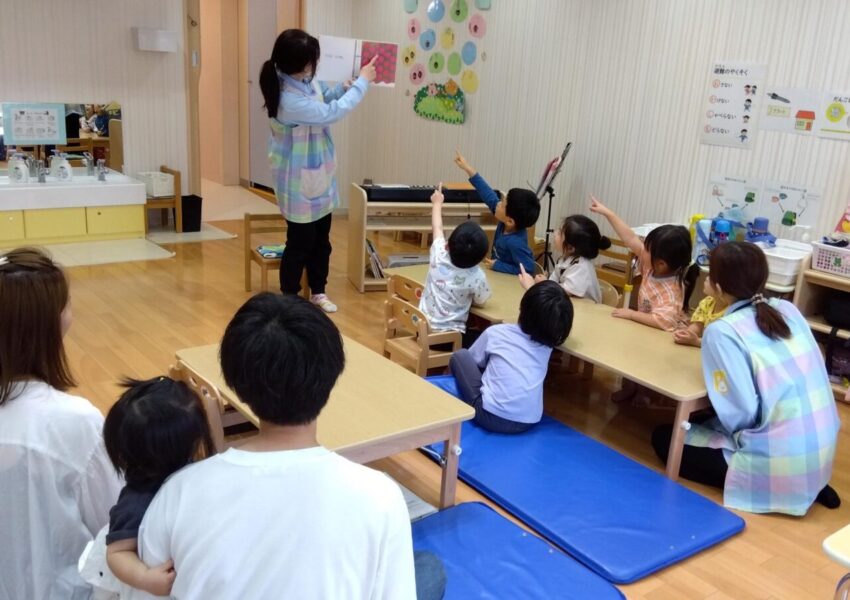 前回の絵本読み聞かせ会の様子です♪