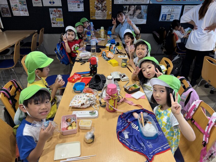 みんなが楽しみにしていたお弁当タイム🙌
とっても嬉しそうな表情で手作り弁当を保育士や友だちに見せていました♫
最後まで美味しそうな表情で食べていました💕どのお弁当も愛情たっぷりでした😌