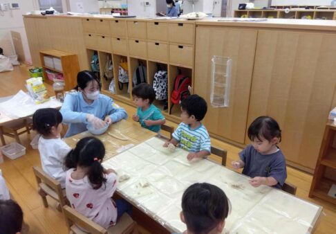 2歳児クラス　パン粉粘土遊び