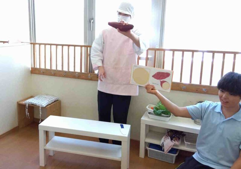 『やさいのおなか』に出てくるお野菜が目の前に出てくるとびっくりしていた子どもたち。