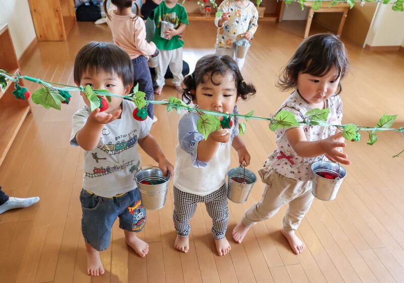 今回の活動は、お部屋の中でイチゴ狩りを体験しました。楽しみながら英語の言葉や歌に触れています。