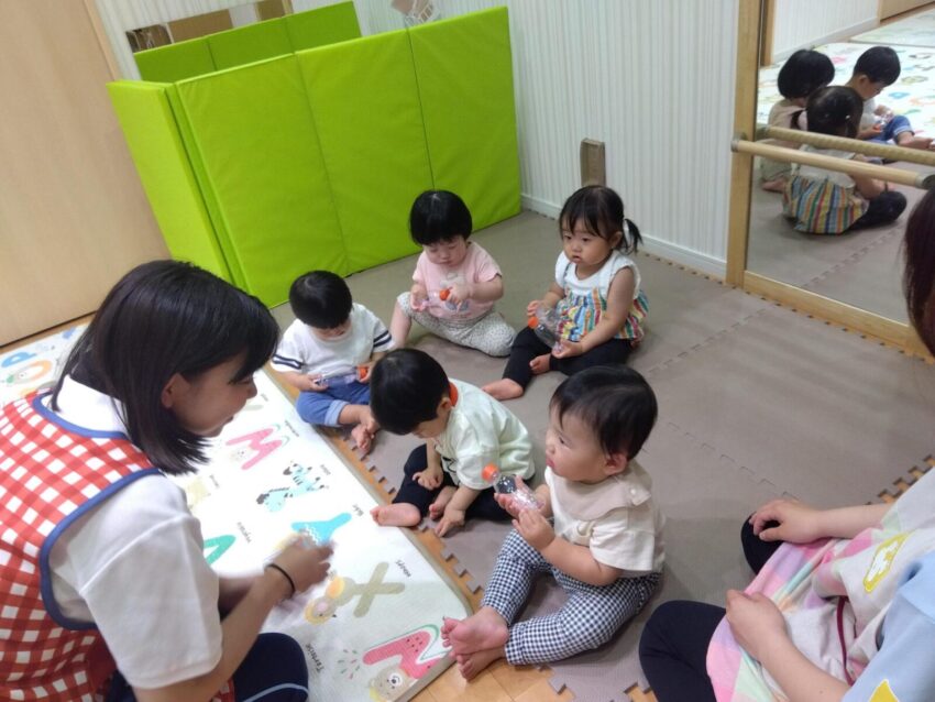 名古屋こども専門学校の学生が授業の一環で保育園に来て、保育室では様々な遊びが行わわれました✨
