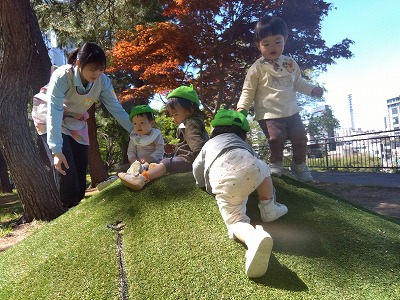 市ヶ谷保育園の周りは都心にも関わらず外濠沿いに面しているので自然物にたくさん触れる事が出来ます。
子どもたちも先生も外遊びが大好き!
今日は外濠沿いにある小山で遊びました。
ちょっとした坂もあるので、滑る経験をとても楽しんでいました。
登ることも足や腰をしっかりと使うので歩行も安定します。