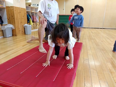 先生の伝え方がとても面白くて、楽しくて、子どもたちは笑いながらも集中してやり方を聞きながら動いていました。