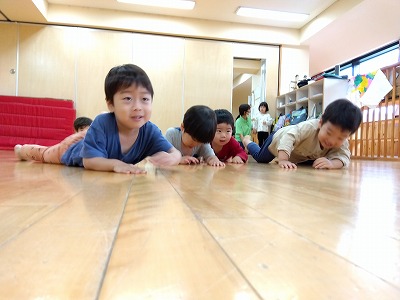 初回の体操教室でしたが、様々な動きをして、どの身体の部分も機能が発達していけるように、カリキュラムが組まれています。
最後にいつも楽しいゲームもしてもらえるので、子どもたちは最初から最後まで大喜びでした😊😊