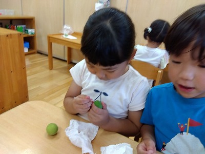 それから爪楊枝で梅のヘタを取ります。