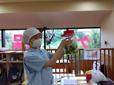 氷砂糖が溶けてきて、ジュースになるのを待ちます。砂糖と梅の成分がゆっくり時間を掛けて溶けていくと美味しいジュースになります。待ち遠しいですね！市ヶ谷保育園では変化を楽しみながら行う食育を様々な年齢で行っています。