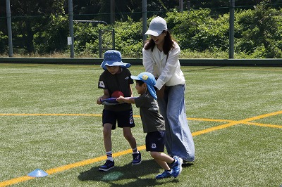 3歳児さんはボール運びリレー、5歳児さんはドッチボールをしました。
ボールを運ぶのも親子で運ぶ難しさが楽しかったようです。
5歳児さんはドッチボールに動物なりきりリレー。走る姿も様になっていました。
先生が大好きな子どもたち。
思い切り受け止めてもらえて笑顔が溢れていました。
市ヶ谷保育園では様々な戸外遊びを大切にしています。