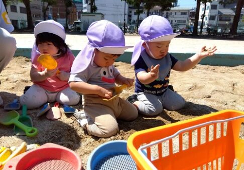 ０歳児　砂場遊び