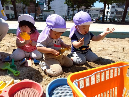 砂場遊びをしました♫
最近は砂に慣れてきて砂に興味をもち、夢中になって砂の感触を楽しんでいます😆
