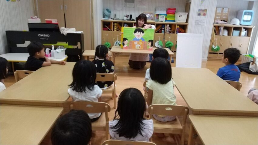 栄養士の話では、パネルシアターに主人公の男の子と緑黄色野菜がでてきました🥬
野菜のパワーで元気になれる話しを最初から最後まで興味津々で聞いていました😊