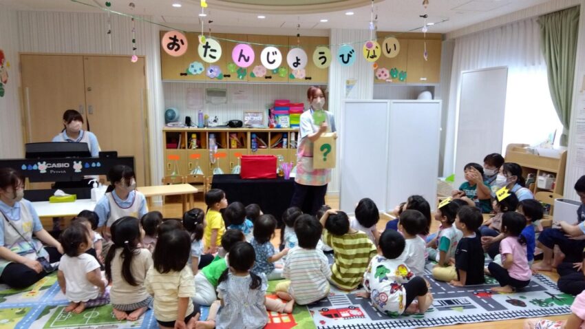 さてさて、今日の出し物は…？
マジックショーでした😄子どもたちも参加してやりとりをしながら大興奮でみていました🎉