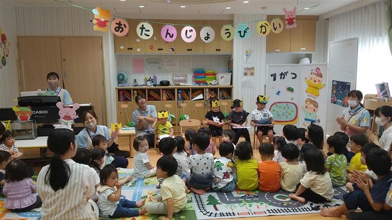 7月の誕生会でした🎊
今回の出し物は、動物当てゲームをしました🙌
エプロンを着用した子どもたちが先生役になって前にでてみなさんにクイズをだしました😊
大盛り上がりでした🎉

