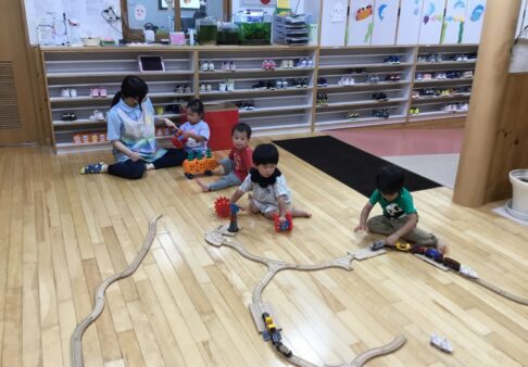 ２歳児　エントランス遊び★先生の見守り★