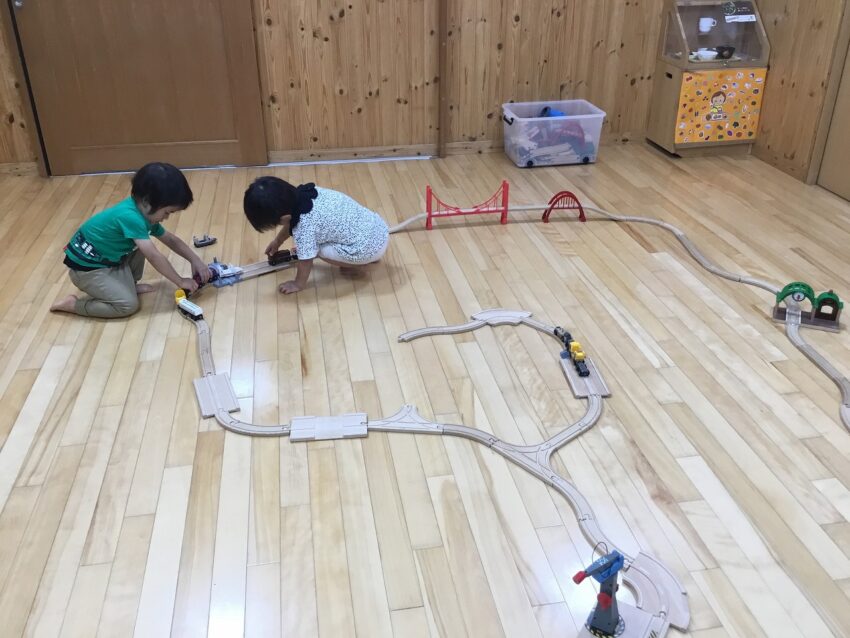 今日は、お外がとっても晴れていて気温が著しく高かったため、２歳児さんは保育室とエントランスに分かれて過ごしました。
市ヶ谷保育園のエントランスはとても広いです。
初めは、電車の玩具で遊び始めました。