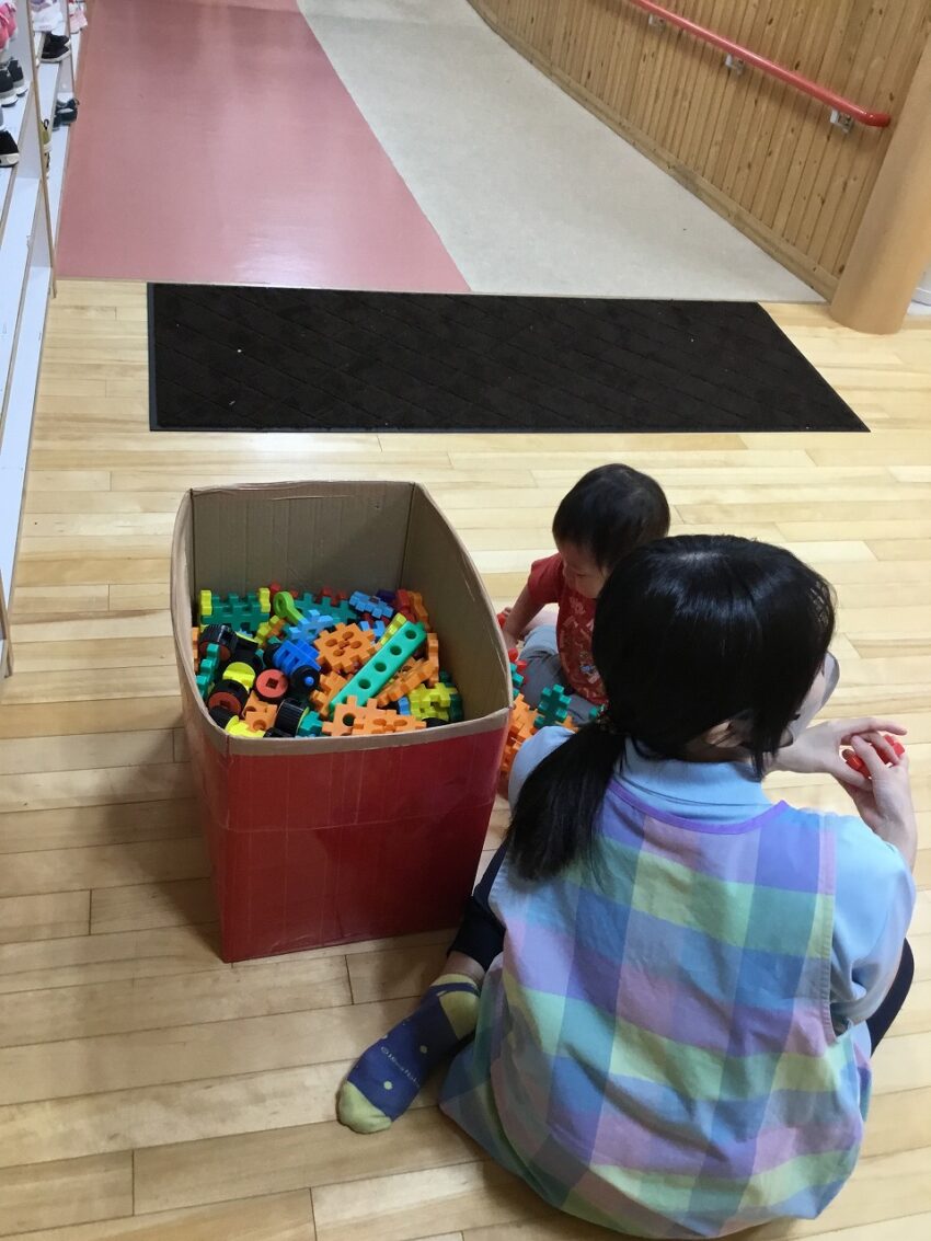 もう一つの玩具は、ブロックを用意。