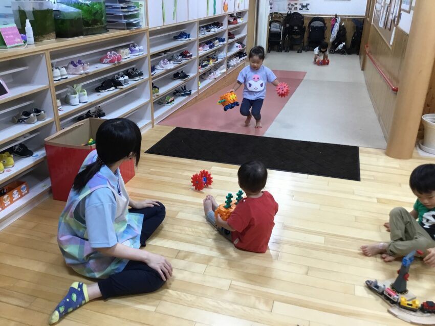 スロープでは走ったりするお友達もいるので、先生は声をかけて「コロコロするところだよ～」と伝えます。