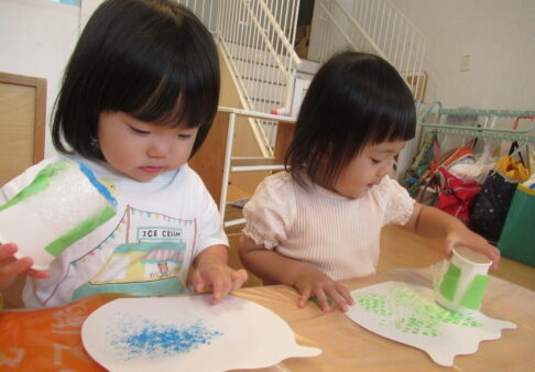 １歳児「製作～足形金魚～」