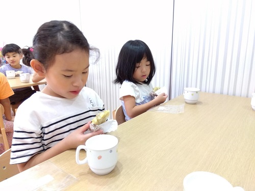 おやつの時間にみんなで食べました😆「おいしい、おいしい」と食べていました😊