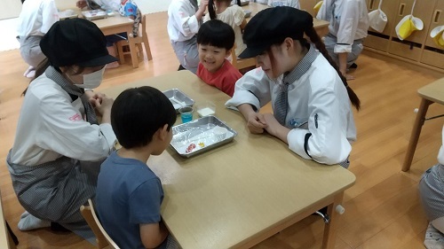 名古屋スイーツ＆カフェ専門学校の学生が、名古屋こども保育園にきました🙌
今回は、七夕にちなんだスイーツ作り体験をしました🎋
