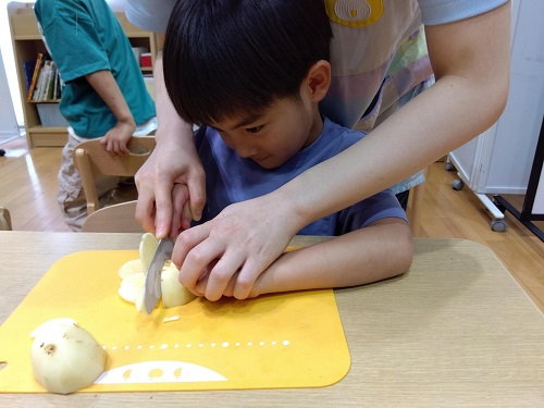 包丁を使用して正しい姿勢で野菜を切りました🔪 
