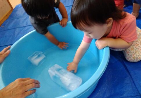 感触遊び（氷あそび）〜１歳児〜
