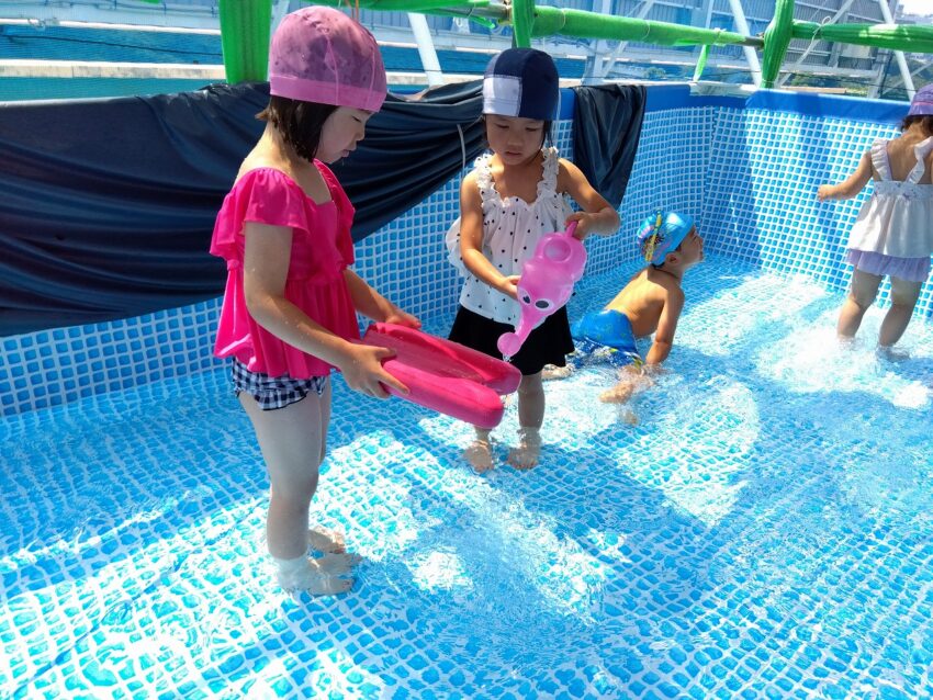 プールの深さは、子どもたちの足首くらいです。ビート版や水遊び用の玩具があります。