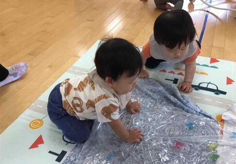 0歳児クラス　感触遊び