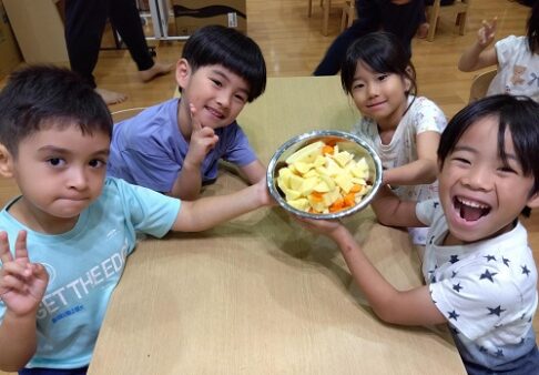 ４歳児・５歳児　野菜の皮むき体験