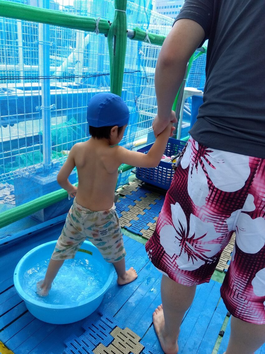 プールに入る前には足を洗います。
先生と手をつないで、足元にも注意を払います。