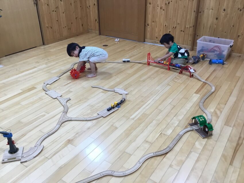 電車で遊んでいるお友達のところへ行って、コロコロ遊びをする園児がいます。
先生は「コロコロ遊びは坂道（スロープという意味）で遊ぶよ～」と声をかけます。