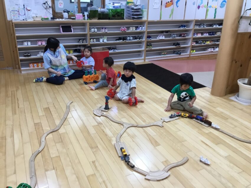 ３０分くらい経ち、集中力が切れそうなタイミングで、もう一つ用意しておいた玩具を、先生が園児たちに提案します。
電車が好きなお友達は集中して遊んでいます。