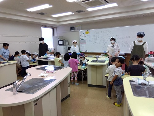 名古屋こども専門学校の食育コースの学生と「鬼まんじゅう」作り体験をしました✨
