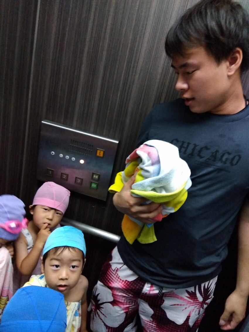 4階のテラスにあるプールにはエレベーターで向かいます。
何人乗っているか、先生は常に人数チェックをしています。