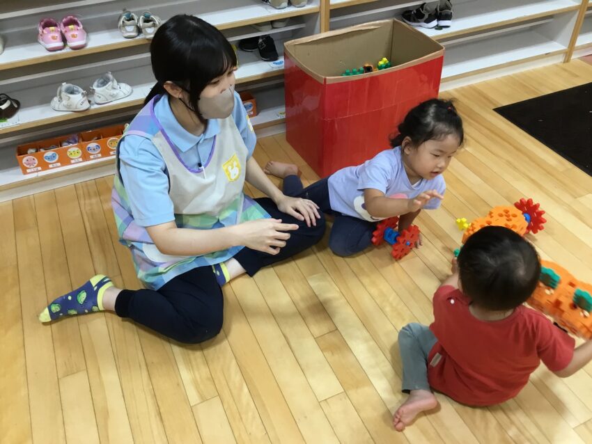 ブロックで、コロコロを作っていきます。
手に持って、タイヤのように前に進んで遊びます。