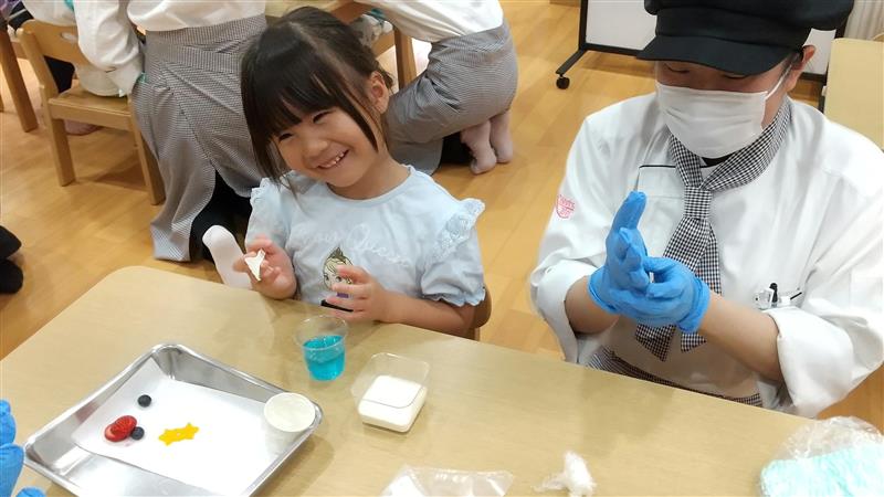 スイーツ作りと聞いて、胸を躍らせる子どもたちは当日の朝からソワソワとした様子が見受けられました⛅ 