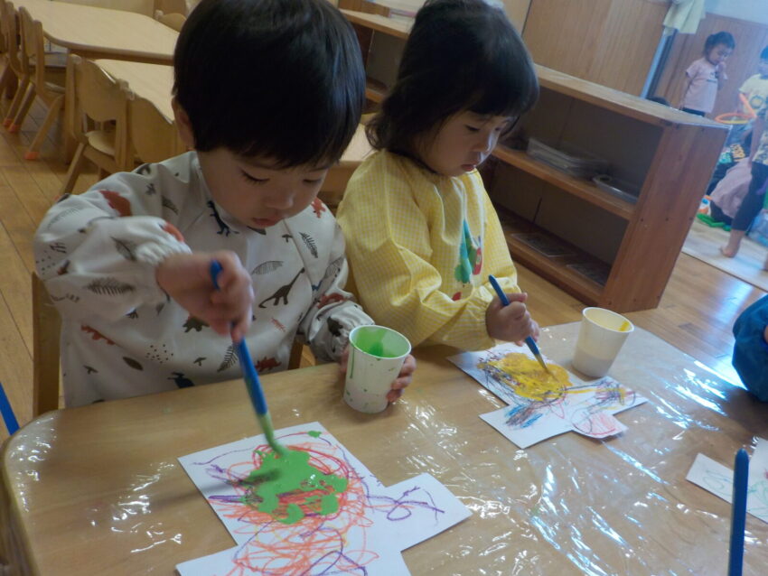 クレヨンで描いたら、上から絵の具を塗りました♪