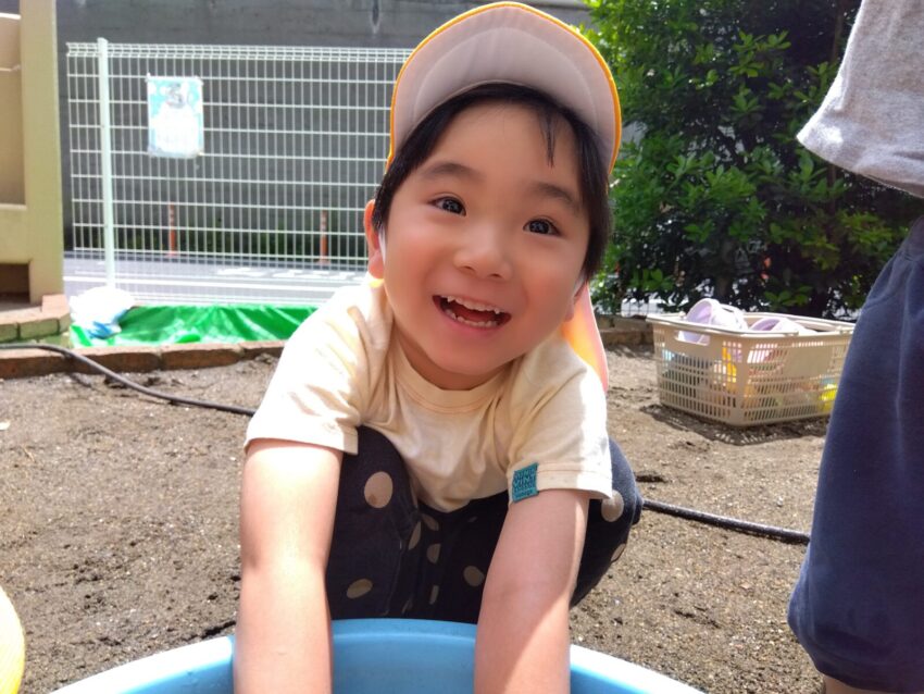 掘った後は、みんなで泥を洗っていきます!