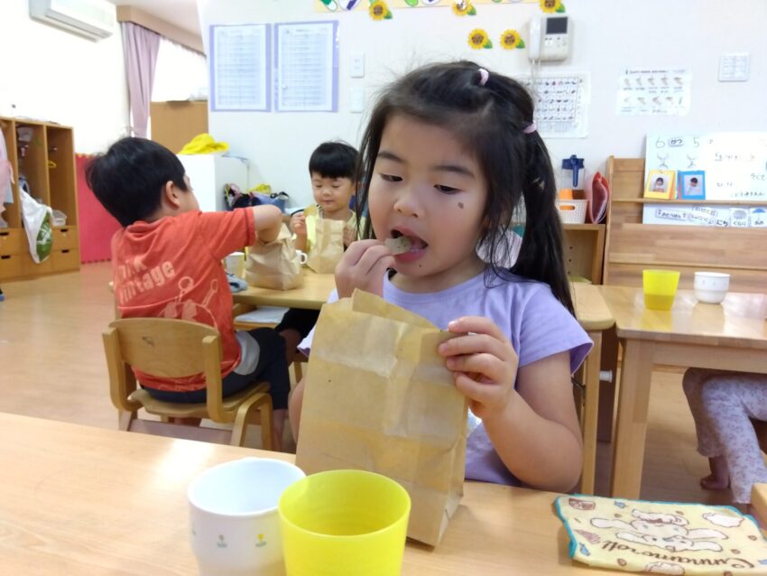掘ったじゃがいもは、みんなのリクエストで「ポテトチップス」に!
長い時間かけて育てたこともあり、みんな嬉しそうに食べていました♪